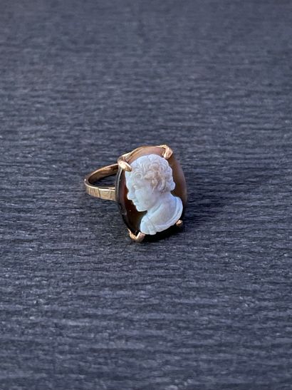 null Yellow gold ring 750 mm decorated with a cameo on oval agate representing a...