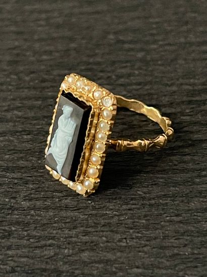 null Yellow gold ring, 750 mm, with a rectangular cameo representing a lyre player,...