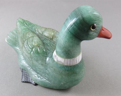 null A duck in ornamental stones

 carved in the round, the body in green aventurine,...