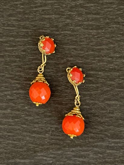 null Pair of yellow gold EAR PENDANTS 750 mm and pre-convention coral. French work....