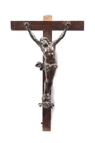 null Christ en bronze à patine brune, croix en bois de placage (accidents). Italie,...