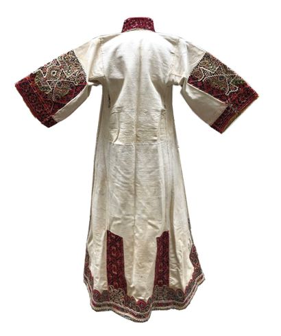 null 
Robe traditionnelle en coton à décor brodé de fils de laine et perles. Balkans....