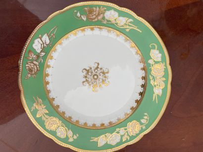 null Huit assiettes polylobées en porcelaine anglaise verte et or à décor de roses,...