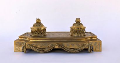null BOIN-TABURET Paris. Double inkwell in gilt bronze decorated with crosses and...