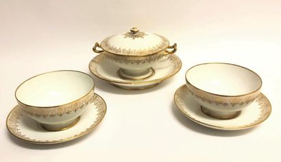 null SÈVRES. 

Ensemble en porcelaine dure comprenant une écuelle Boizot couverte...