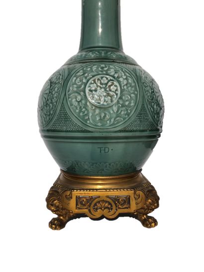 null Théodore DECK (1823-1891). Paire de lampes composées d'un vase à long col en...