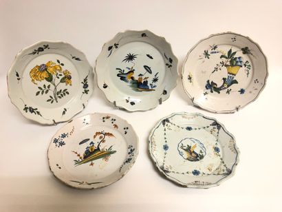 null NEVERS. Cinq ASSIETTES à décors polychromes de chinois, corne fleurie, oeillets...