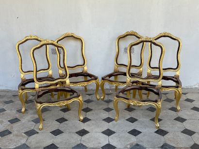 null Six châssis de chaises à dossier droit, en bois sculpté et redoré à décor de...