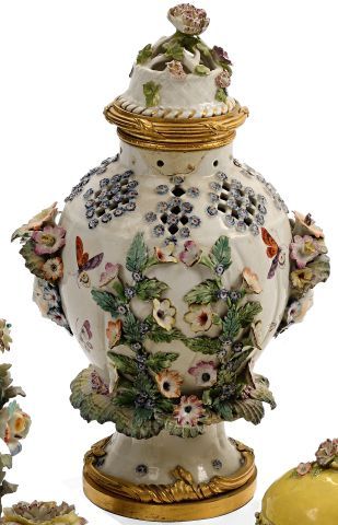 Vase couvert en porcelaine allemande à décor...