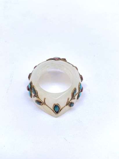 null Bague d'archer de style Moghol en jade néphrite blanc laiteux, ornée d'une fleur...