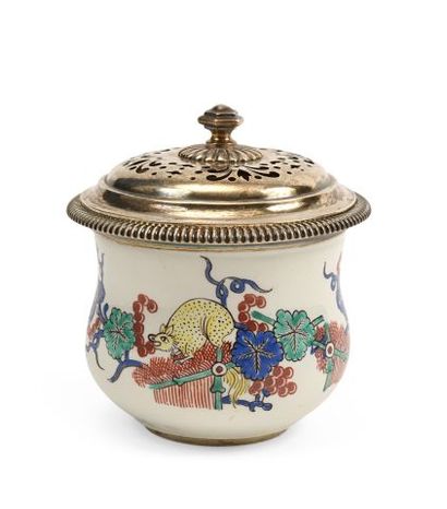 null Pot couvert en porcelaine, décor kakiemon, monture en argent ajouré, poinçon...