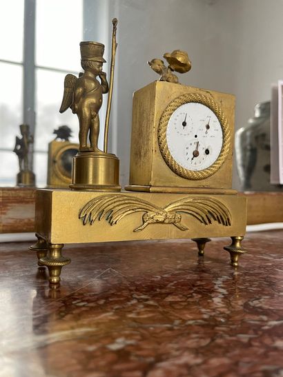 null Petite pendule borne en bronze doré, cadran émaillé blanc figurant les heures,...