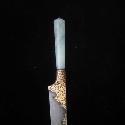 null Kard, cylindrical handle in celadon nephrite jade. Straight tapered damascus...