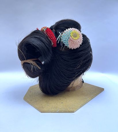 null Geisha headdress in natural hair gathered in a bun, forming a fan in the back,...