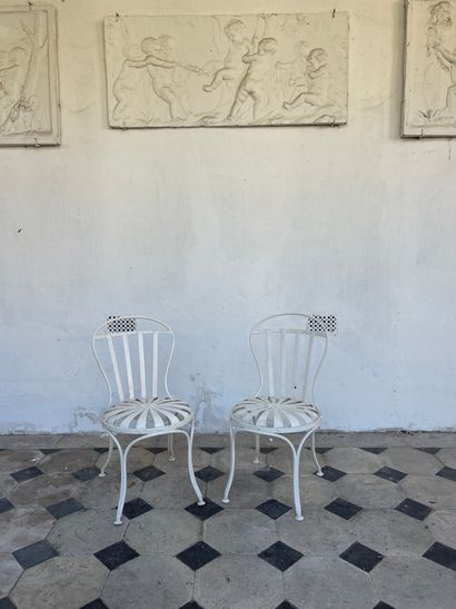 null Two garden chairs in white painted metal, round seats with springs. End of the...