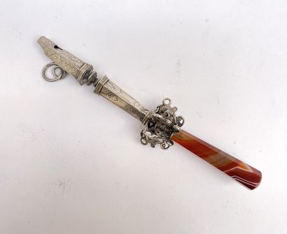 null Rattle whistle in chased silver, handle with sides in chalcedony. Foreign work....