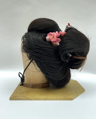 null Coiffe de Geisha en cheveux naturels ramassés en chignon, formant éventail à...