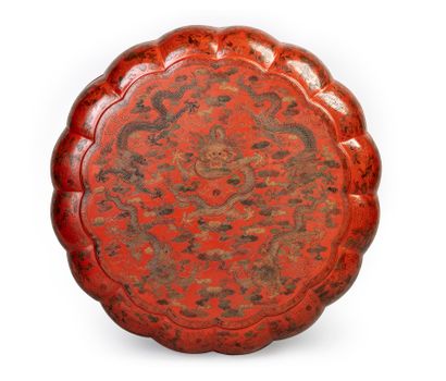 null Boîte de forme polylobée en laque qiangjin et tianqi sur fond rouge à décor...