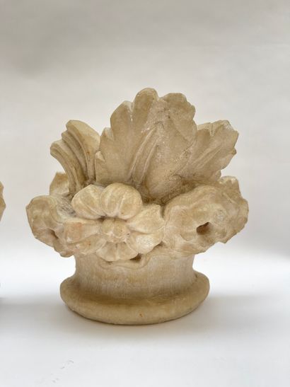 null Deux éléments en marbre de Carrare en forme de paniers supportant des bouquets...