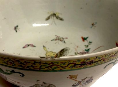 null Important porcelain cup of the pink family decorated with eight servants presenting...