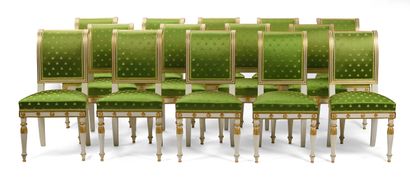 null Suite de douze chaises en bois sculpté blanc et or à dossier renversé à décor...