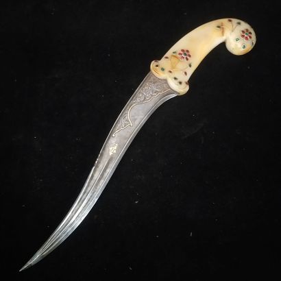 null Mughal style dagger called Pesh Kabz, pommel in amber agate, infused with a...
