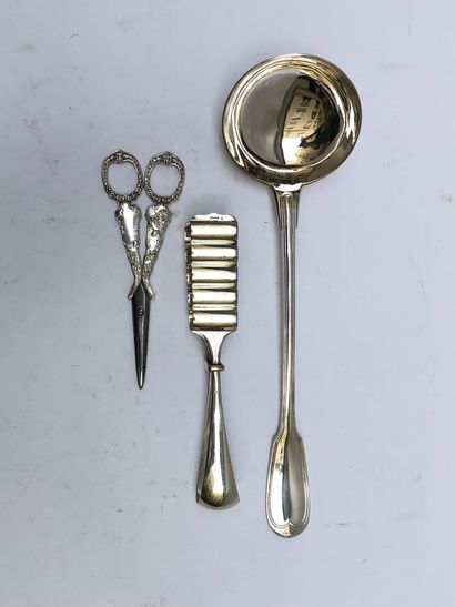 null Ladle in silver with net model. Minerve mark. Weight: 202,5g. A pair of silver...