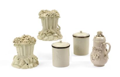 null Paire de pots à fards de forme cylindrique en porcelaine blanche de St Cloud...