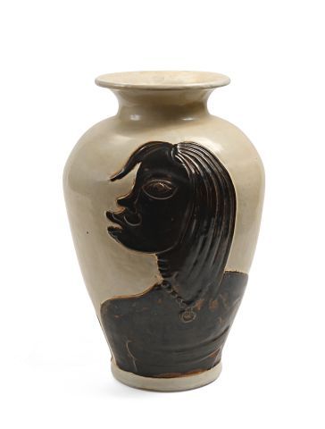 null Vase à panse renflée en céramique à profil d'africaine sur fond craquelé beige....