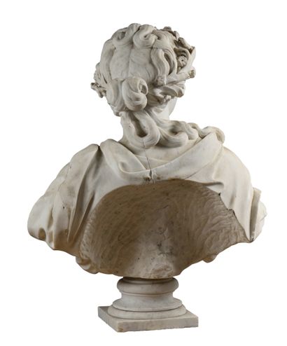 null Buste en marbre blanc représentant Flore drapée à l'antique, la tête tournée...