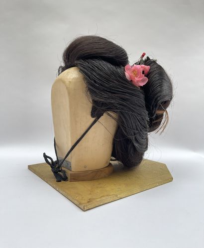 null Geisha headdress in natural hair gathered in a bun, forming a fan in the back,...