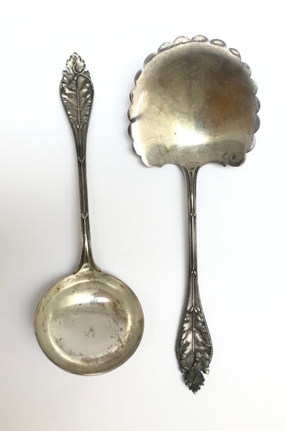null Silver serving pieces, 1930 model, including a cream spoon and a spoon for entremet....