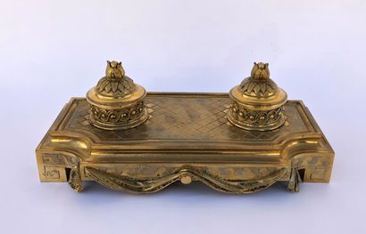 null BOIN-TABURET Paris. Encrier double en bronze doré à décor de croisillons et...