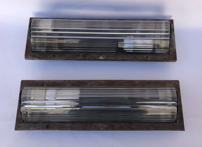 null Pair of design sconces of tubular form in streaked glass, metal mounts. 20th...
