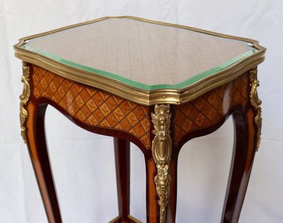 null Henry DASSON (1825-1896) (Attribué à). Petite table de salon de forme rectangulaire...