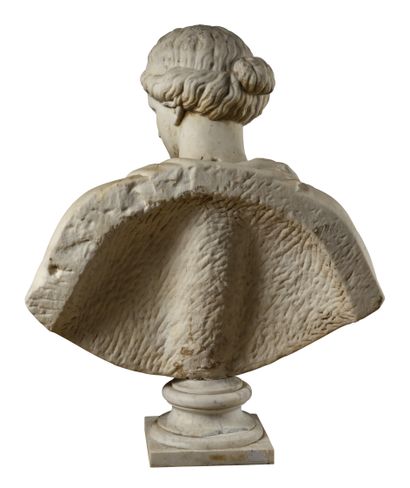 null Buste en marbre blanc représentant une femme drapée à l'antique, la tête légèrement...