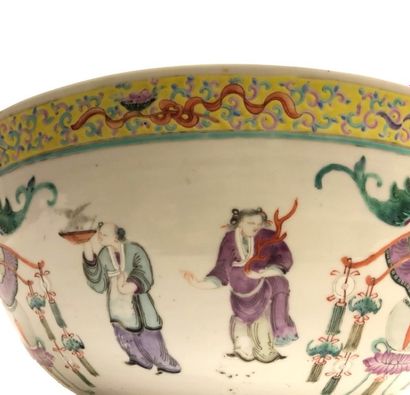 null Important porcelain cup of the pink family decorated with eight servants presenting...