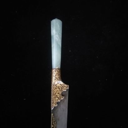 null Kard, cylindrical handle in celadon nephrite jade. Straight tapered damascus...