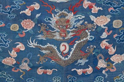 null Robe cérémoniale en kesi, à décor de huit dragons poursuivant la perle sacrée...