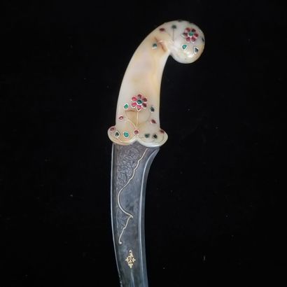 null Mughal style dagger called Pesh Kabz, pommel in amber agate, infused with a...