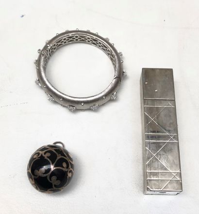 null Lot including a silver bracelet with stars and rhinestones (58g approx.), a...