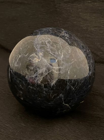 null Important ball of sodalite. Height : 13 cm approx.