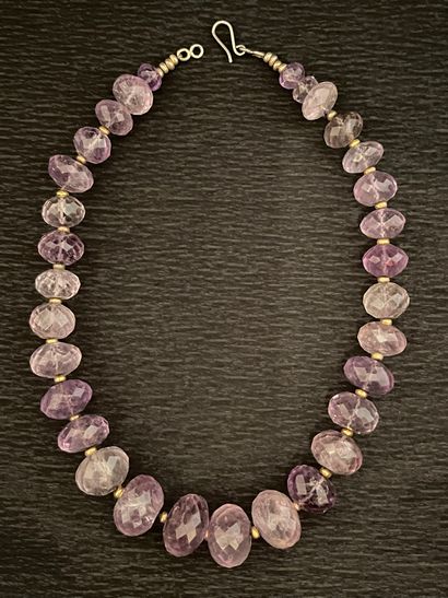 null Necklace made of faceted amethyst beads (1 to 2.5 cm in diameter).