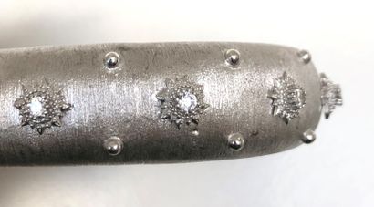 null Lot including a silver bracelet with stars and rhinestones (58g approx.), a...