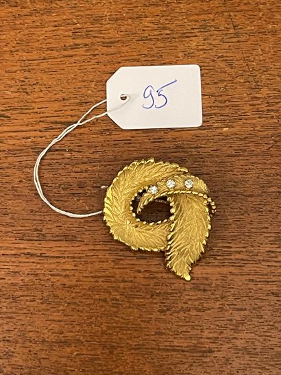null Brooch in yellow gold 750 mm with foliage scroll pattern adorned with three...