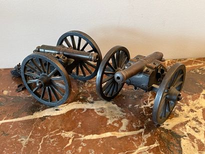 null Deux maquettes de canon en bronze à patine brune, montants en bois. Lg: 31 cm...