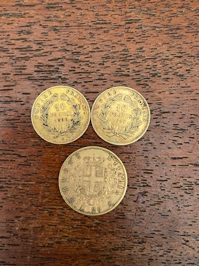 null Lot comprenant: deux pièces de 10 Francs or (usures), et une pièce de 20 Lires...