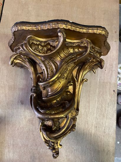 null Small console in gilded wood of rocaille style. 43 x 42 x 20 cm (small acci...