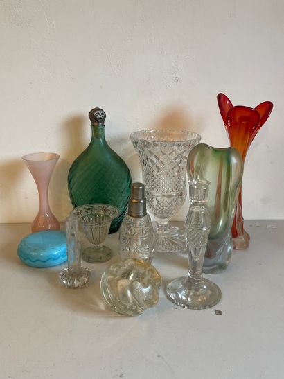 null Lot de verreries dépareillées: vases, boite opaline bleue, bouteille..