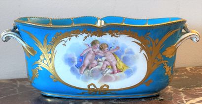 null Verrière en porcelaine dure de Sèvres à décor polychrome d'angelots et oiseaux...